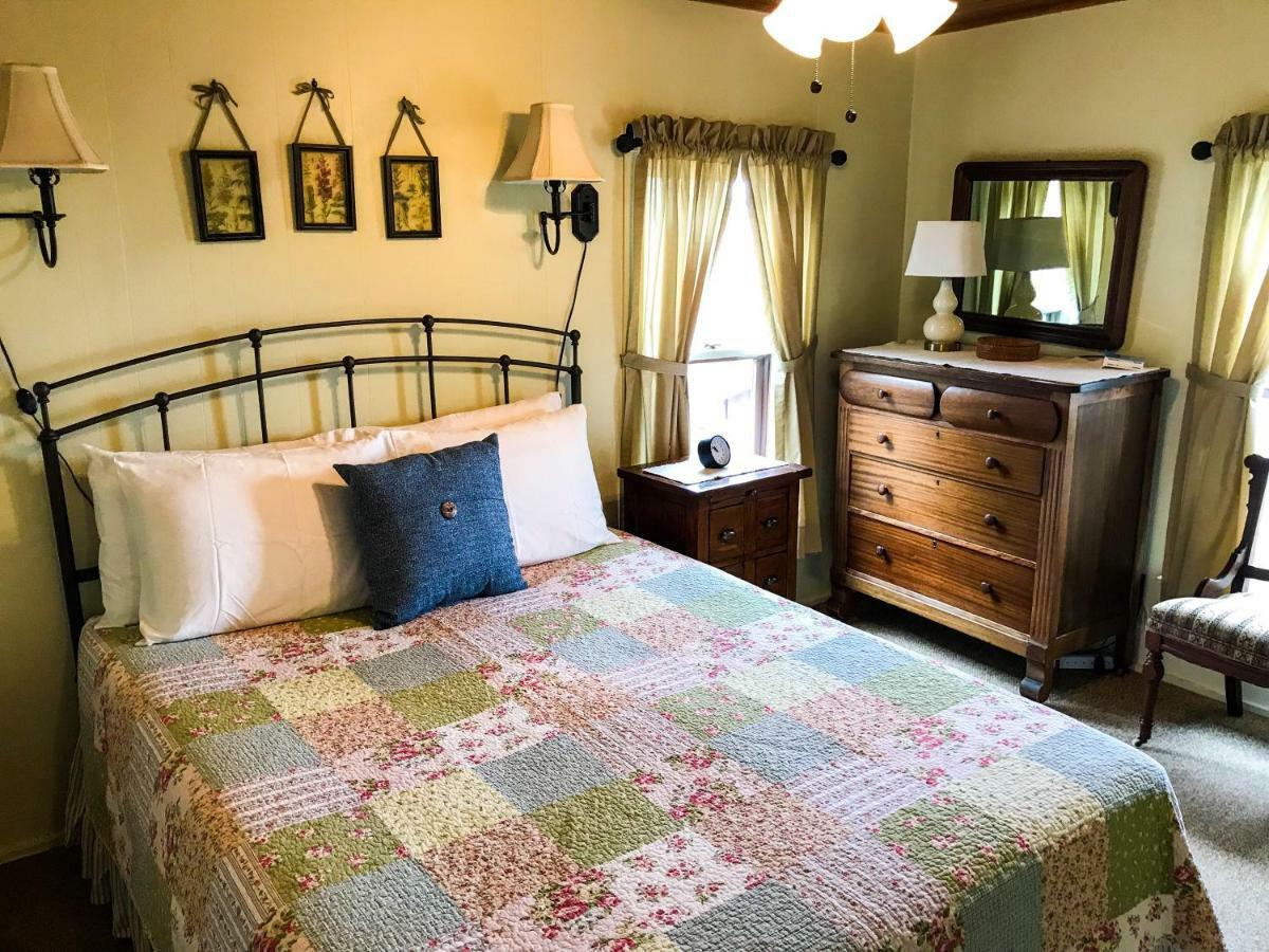 Chimney Corners Resort Frankfort Bagian luar foto